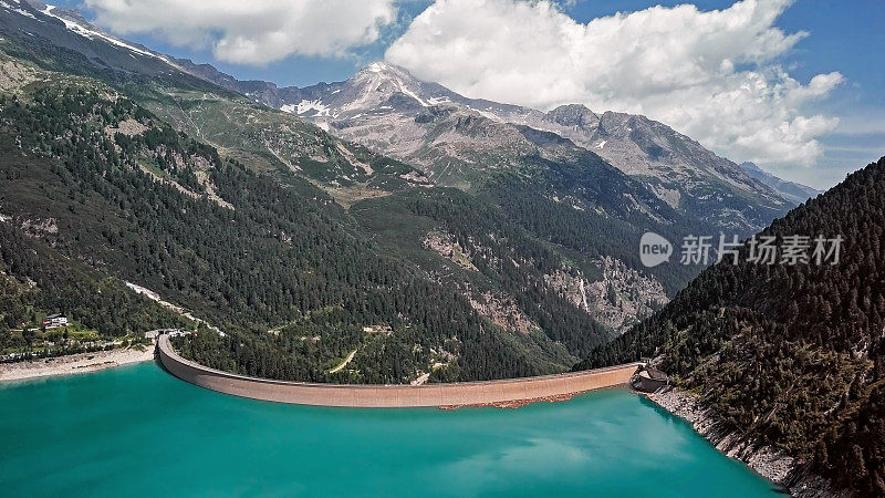 鸟瞰图的Schlegeis Stausee水库大坝和全景阿尔卑斯公路在齐勒塔尔阿尔卑斯山，泰洛，奥地利。